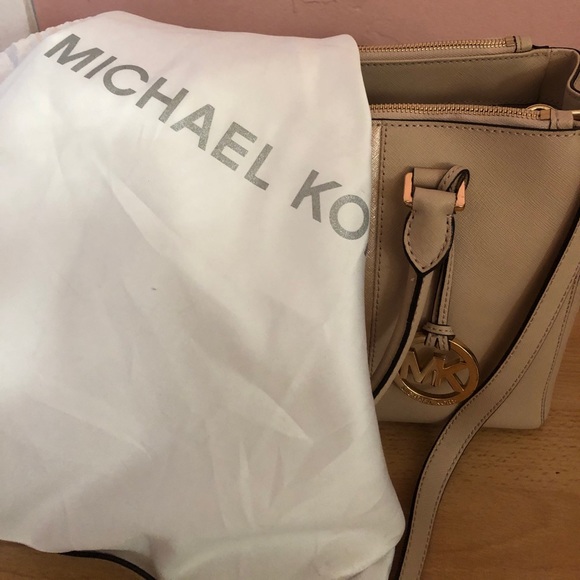 Michael Kors Blush Bag / Purse w/ Removable Strap - Picture 5 of 15